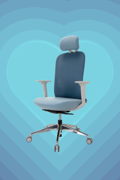 La chaise de bureau AVEZA PRO en color blocking bleu est visible sur un fond de cœurs bleus.