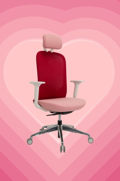 La chaise de bureau AVEZA PRO en color blocking rose est représentée sur un fond de cœurs roses.