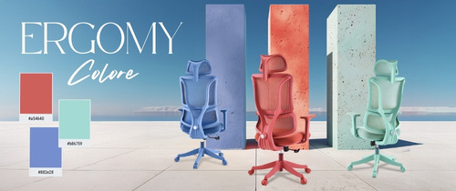 Trois chaises de bureau ergonomiques ERGOMY Colore en bleu, rouge et menthe devant des colonnes color&eacute;es avec &eacute;chantillons de couleur.