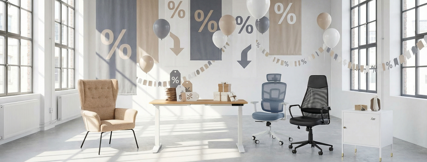 Diverses chaises et meubles de bureau en solde sont disposés dans une pièce blanche sobre, tandis que des ballons indiquant des pourcentages flottent au plafond.